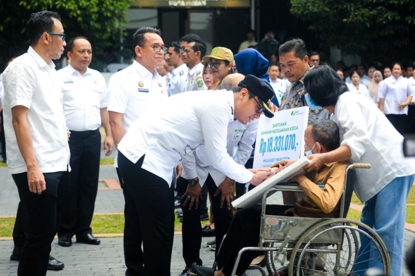 Rico Waas Terima Piagam Penghargaan Program Empowering Kepling