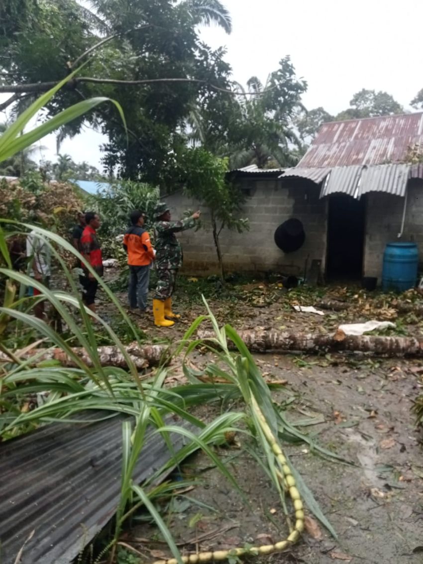 Puting Beliung Hancurkan 5 Rumah Di Desa Titiakar, Rupat