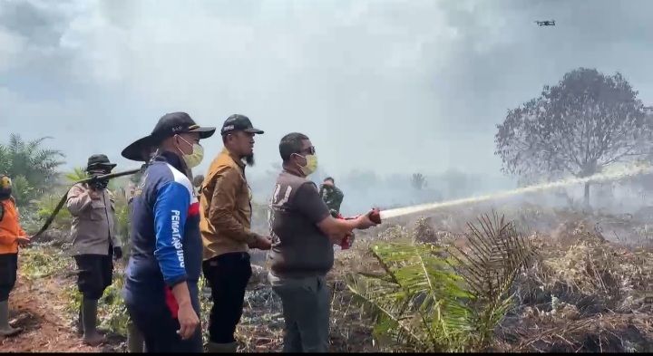 Camat Riki Rihardi Turun Langsung Bantu Padamkan Api Karhutla di Mandau