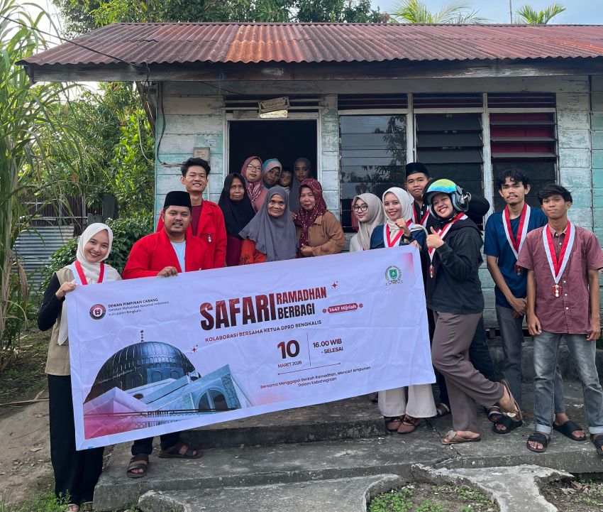 Safari Ramadan, Ketua DPRD Bengkalis bersama GMNI Bengkalis Berikan Sembako untuk Warga