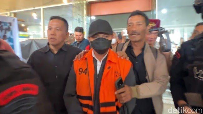 Pakai Baju Tahanan, Gubernur Riau Non Aktif Abdul Wahid Tiba di Pekanbaru