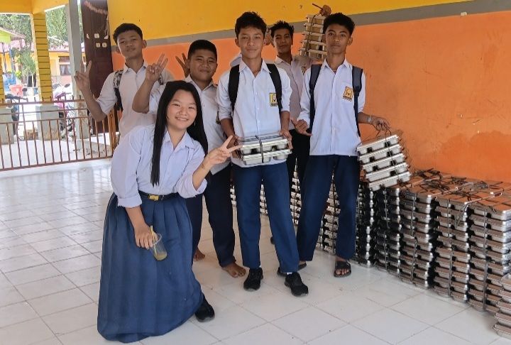 Trik Siswa SMP N 9 Tameran Bantu Supir MBG Angkat Ompreng, Ternyata Reuqest Menu?