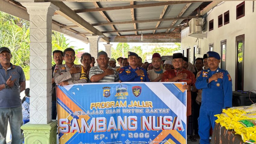 Bantu Nelayan Tradisonal di Rupat, Ditpolairud Polda Riau Bagi-bagi Sembako