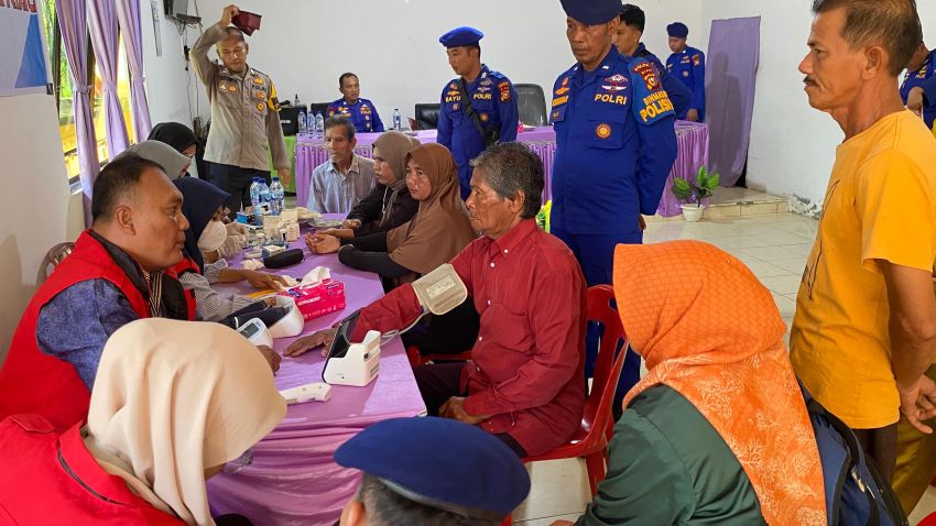 Kapal JALUR Polda Riau Tiba di Pesisir Bengkalis, Hadirkan Klinik Terapung dan Bantuan Sosial